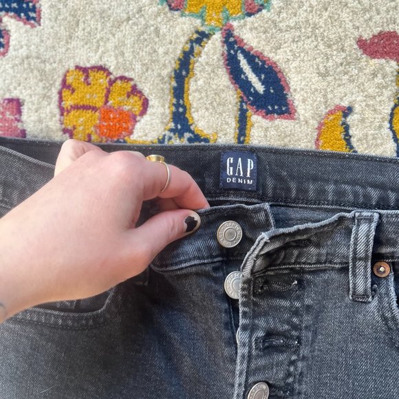 GAP exposed button fly raw hem black stretch denim shorts, 27 - Picture 5 of 6